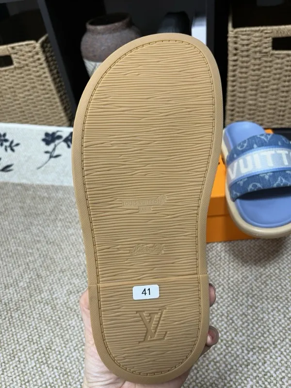 P320💰[New model] Long-term availability, 2025 new model, couple model [LOUlS VUlTTON] comes with drawer box, bag, card, invoice "Louis Vuitton ~ unique modern sandals. 》LV counter purchasing 🏃Men's and women's casual slippers, sold at the same time at the counter, the original old flower material upper is soft and comfortable, (refuses to discolor and rub the feet) sole: original factory special combination original sole, code number: 35--46 4 multiple colors 🉑️ to choose from